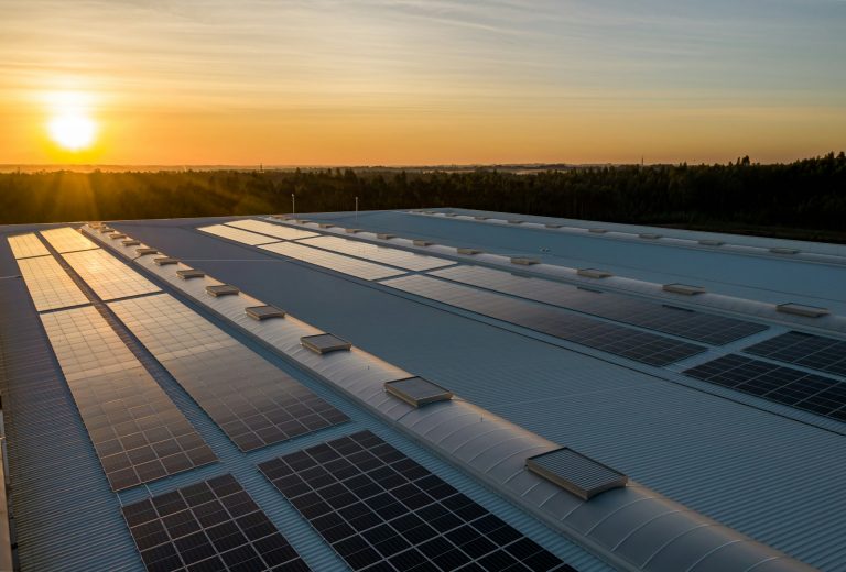Geração solar cresce no Brasil e Caribe em março, apesar de chuvas acima da média