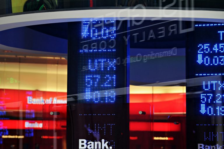 Ibovespa fecha em alta e consolida valorização no acumulado de 2025