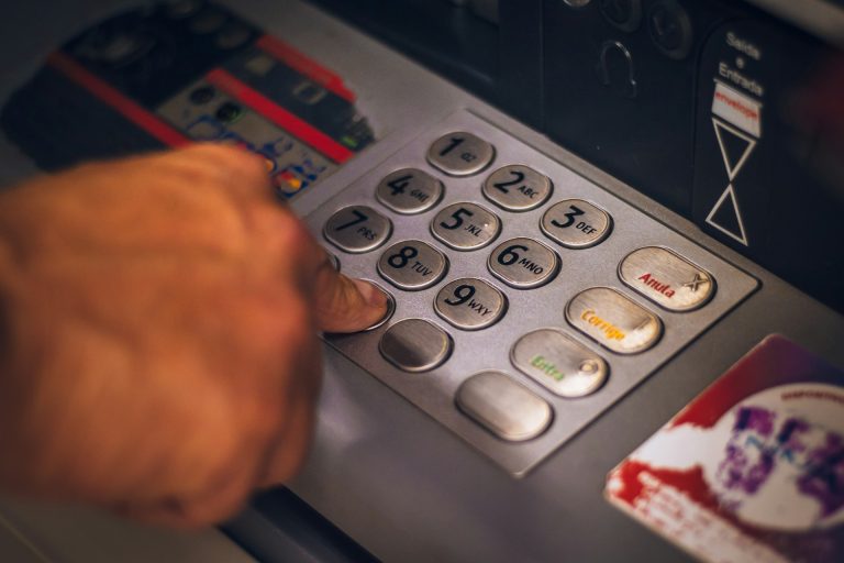 Ações do Bradesco recuam levemente, mas acumulam forte valorização em 2025