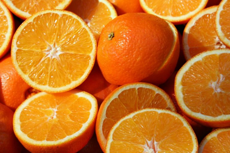 Exportações Brasileiras sob Pressão: Novas Tarifas dos EUA e Desafios nos Setores de Petróleo e Suco de Laranja