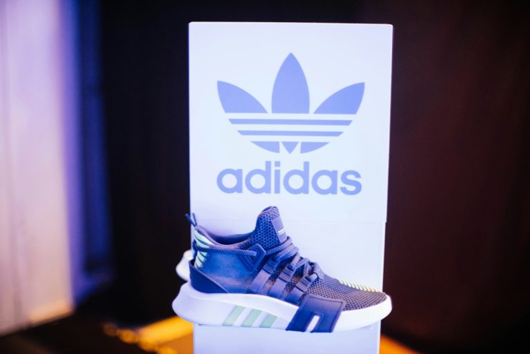 Dois extremos da Adidas: do tênis descartável de R$ 2.500 à “pechincha” de 17 dólares